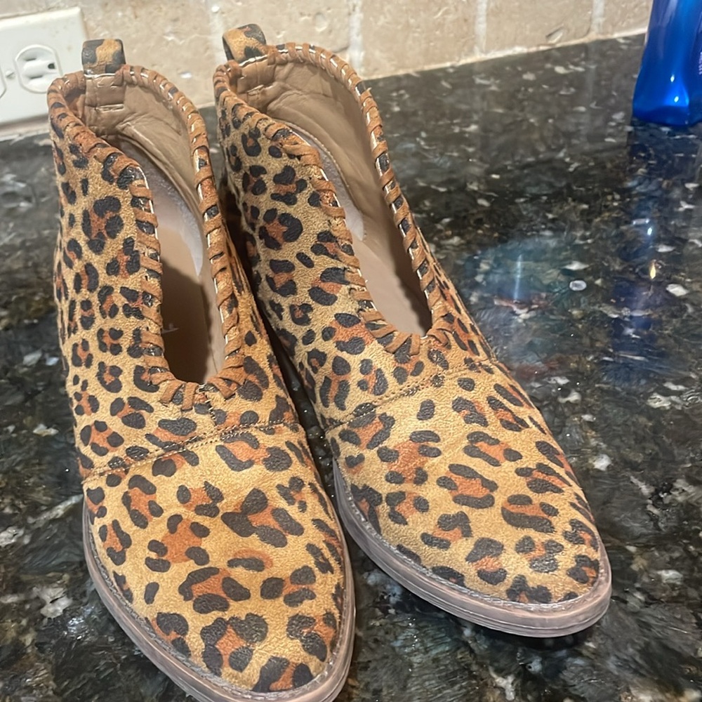 Volatile Animal Print Booties! 6.5 - Picture 2 of 6